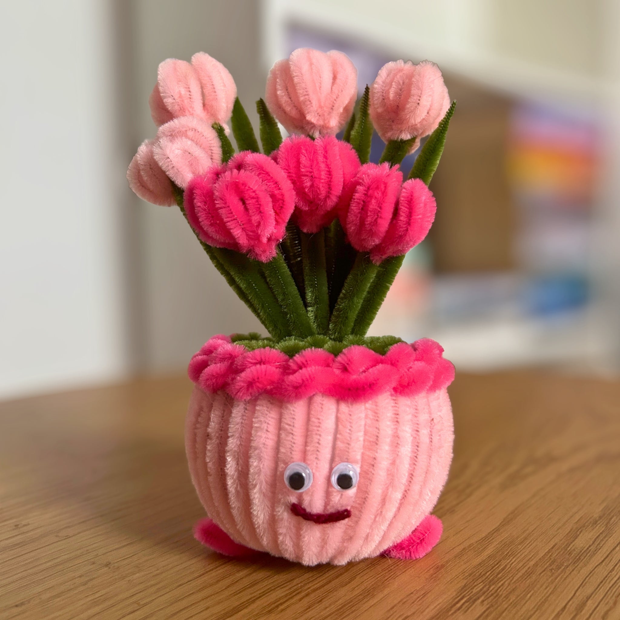 Usměvavý květináč s růžemi – růžový