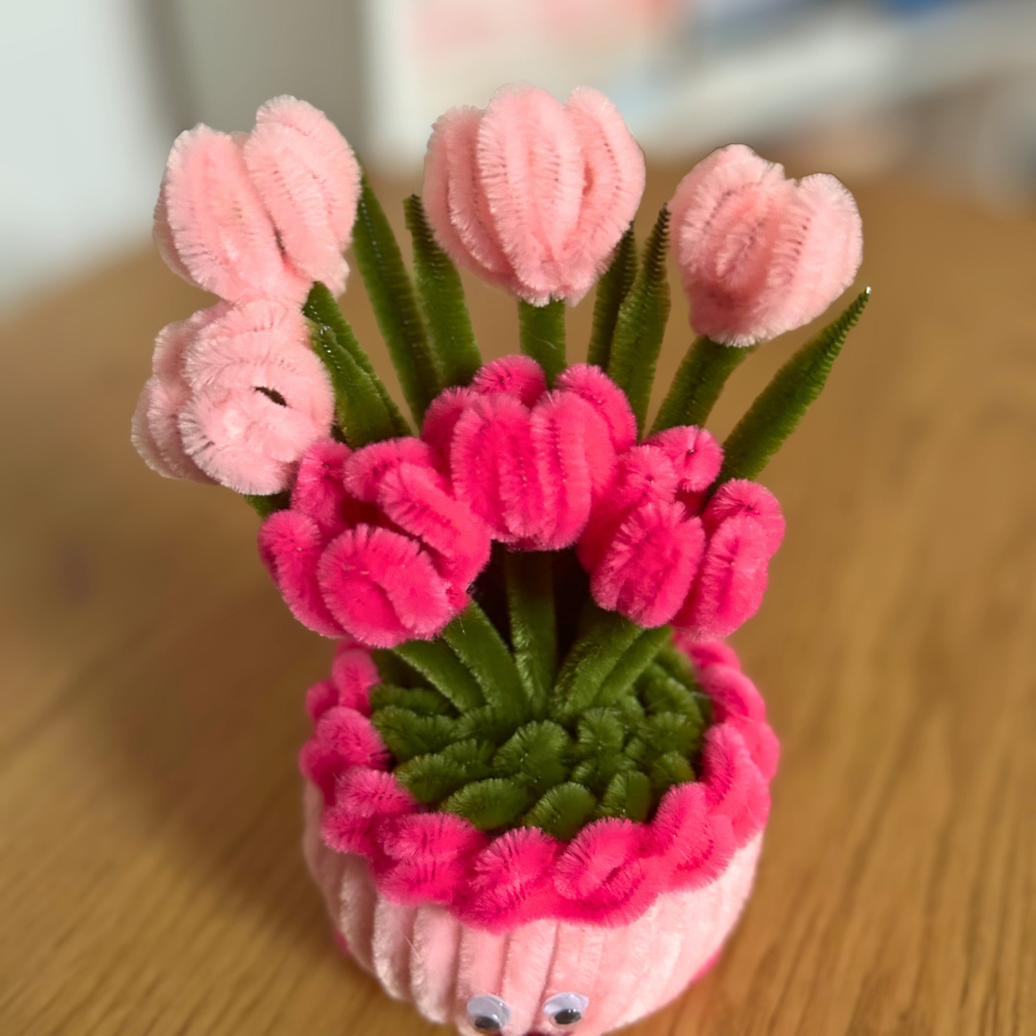 Usměvavý květináč s růžemi – růžový