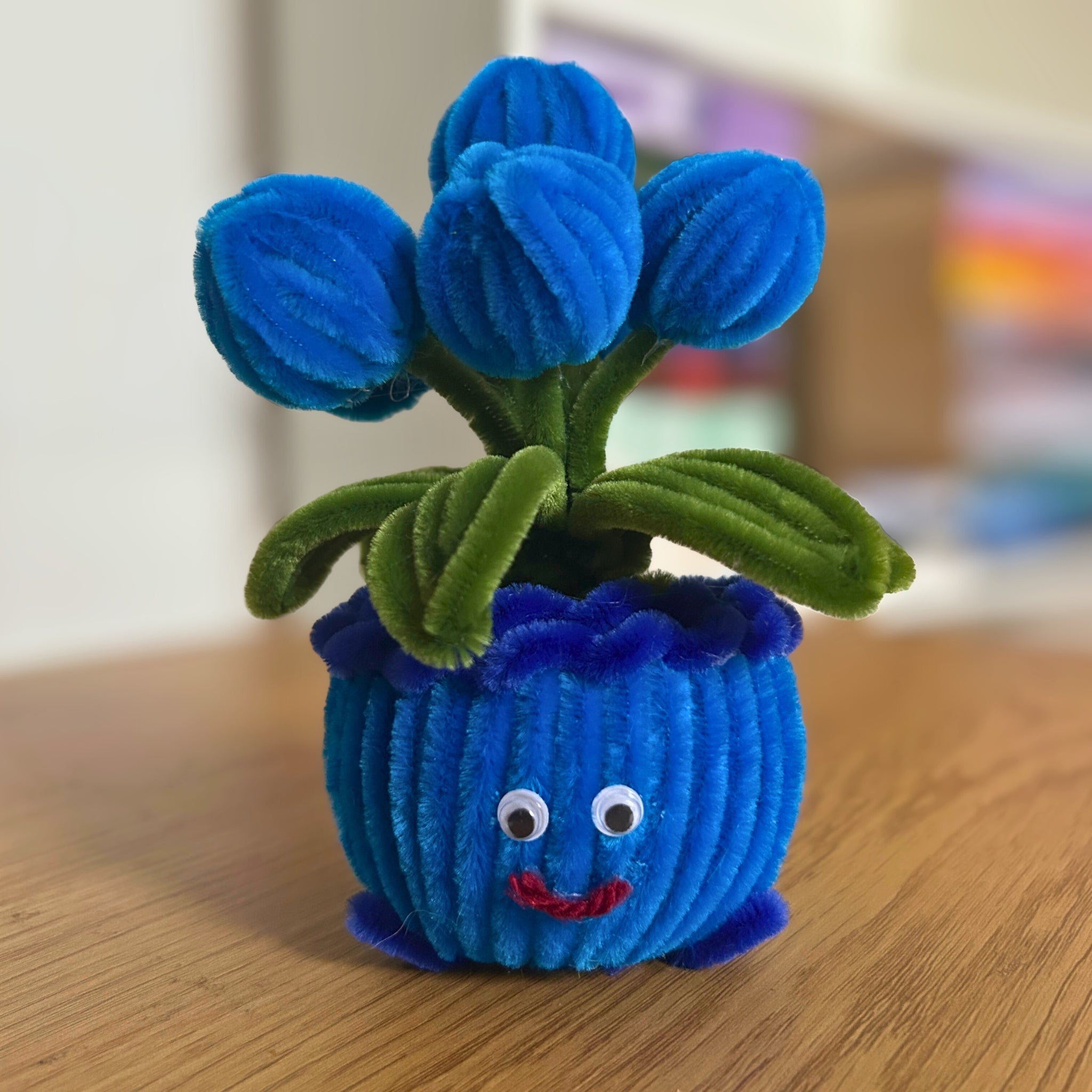 Usměvavý květináč s tulipány – modrý