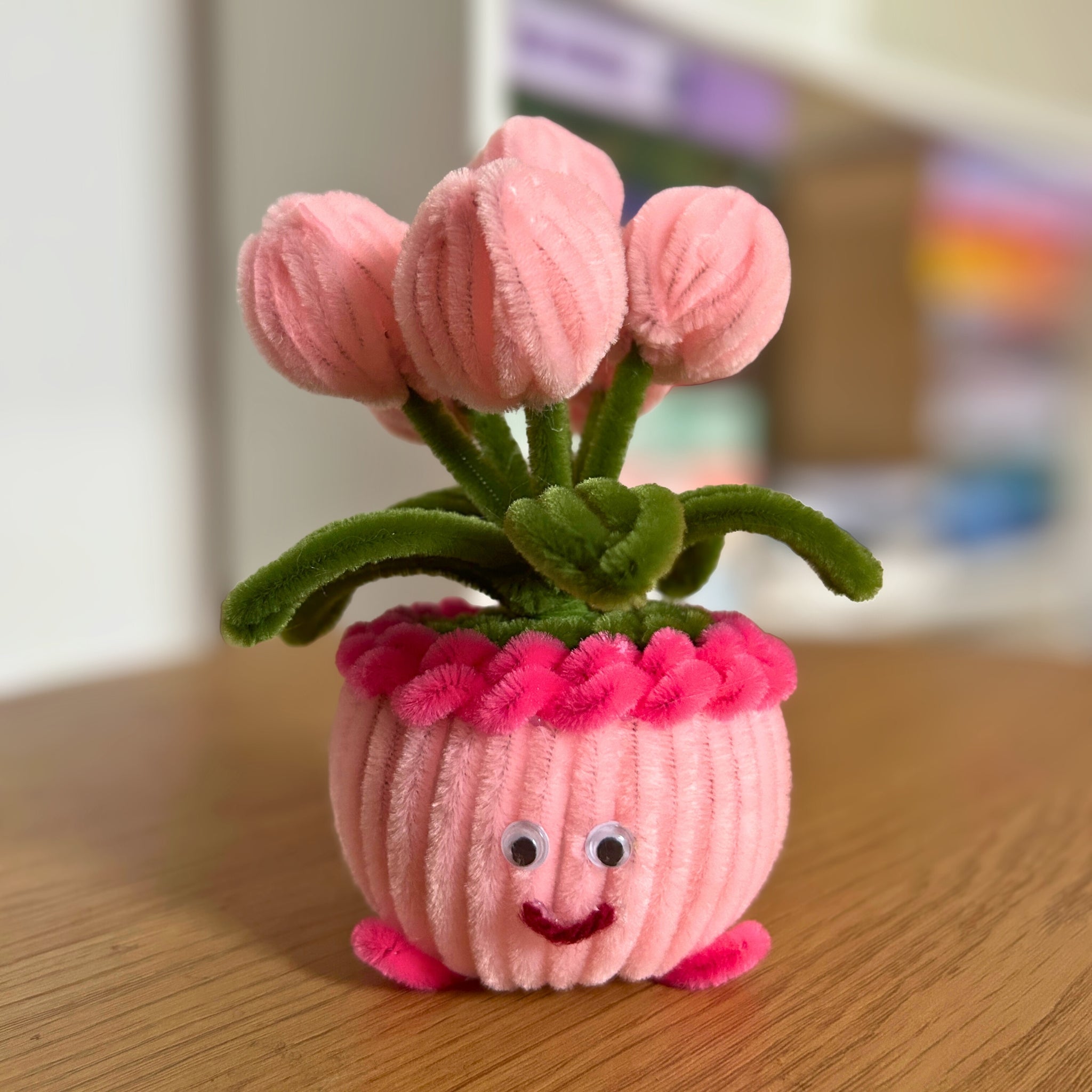 Usměvavý květináč s tulipány – růžový