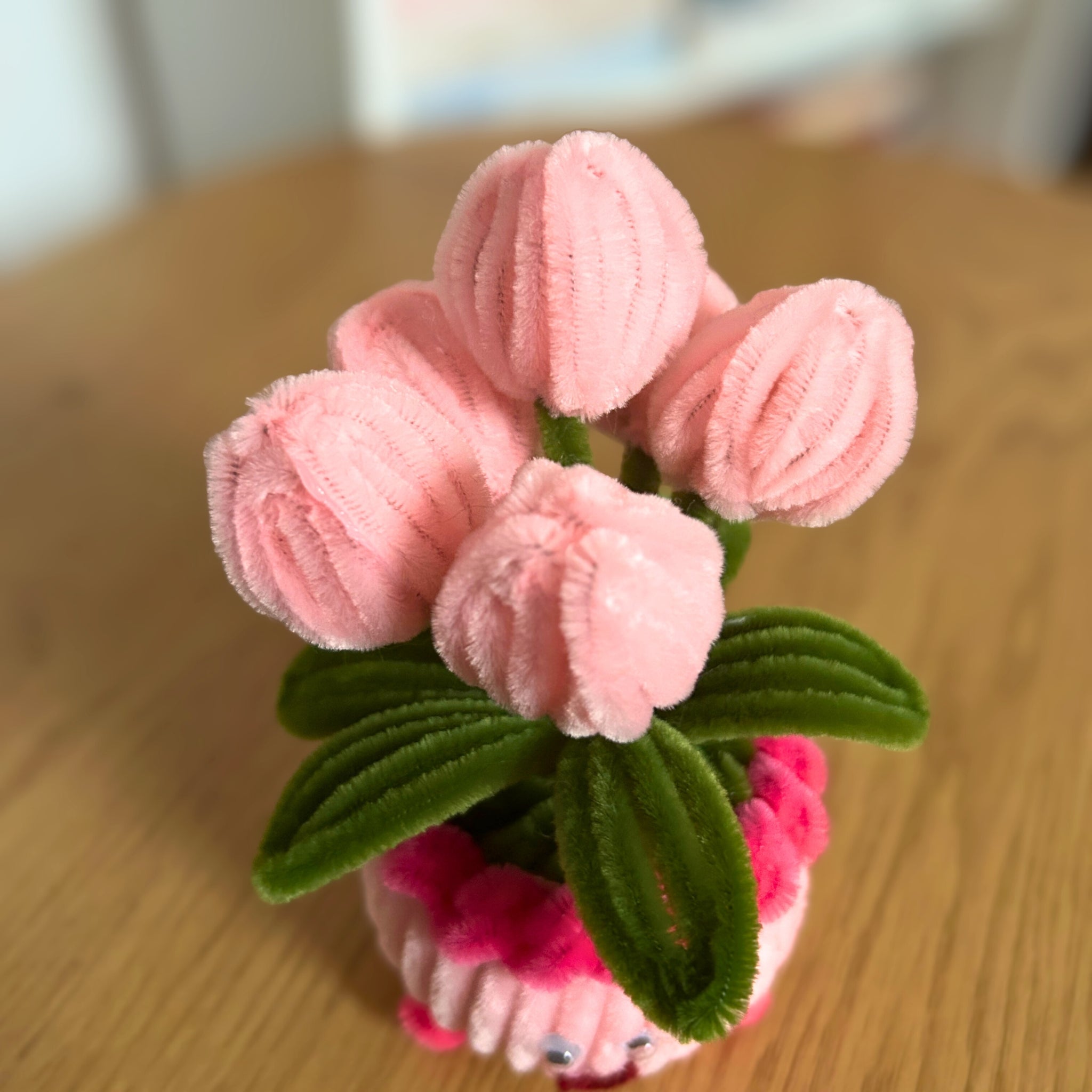 Usměvavý květináč s tulipány – růžový